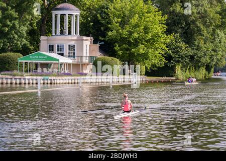 Ruderer passiert Temple Island, Henley-on-Thames, Oxfordshire, England, GB, Großbritannien Stockfoto