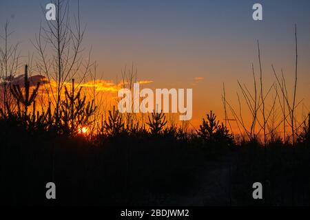 Sonnenuntergang vor dem Hintergrund der großen übergewichtigen Wolken. Stockfoto