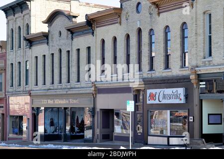 Janesville, Wisconsin, USA. Ein Teil einer verlassenen Hauptstraße im Südosten Wisconsins ist ziemlich typisch für den Mittleren Westen der Vereinigten Staaten. Stockfoto