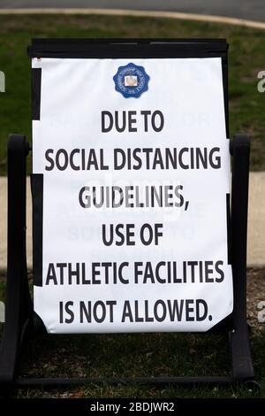 Carol Stream, Illinois, USA. Ein Schild in der Nähe der Sportplätze der High School unterstreicht die Reaktion auf die Coronavirus Pandemie in den USA. Stockfoto