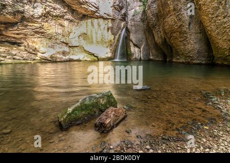 Kleiner versteckter Wasserfall in tiefer Schlucht Stockfoto