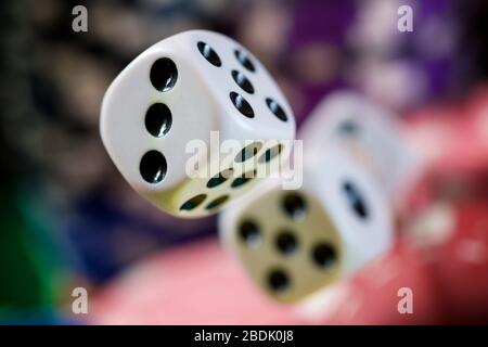 Würfel fliegen auf einem Casino-Tisch. Stockfoto