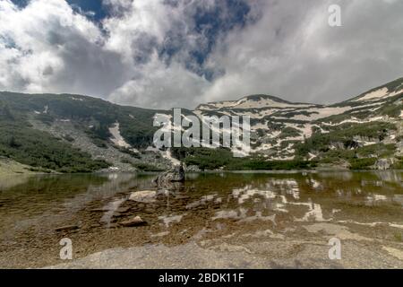 Kristallklarer See im Berg. Stockfoto