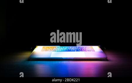Moderner Laptop-Computer Isoliert Kein Bildschirm Auf Schwarzem Hintergrund Mit Wunderschönem Farbenfrohem Licht Stockfoto