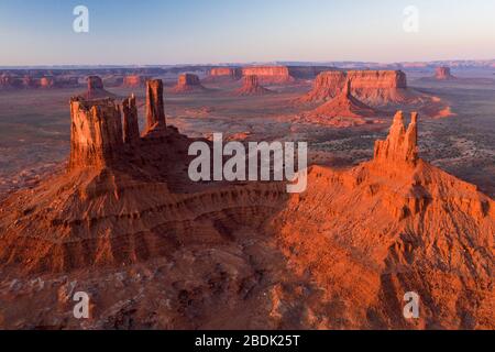 Luftaufnahmen der Wüstenlandschaft des legendären Monument Valley i Stockfoto