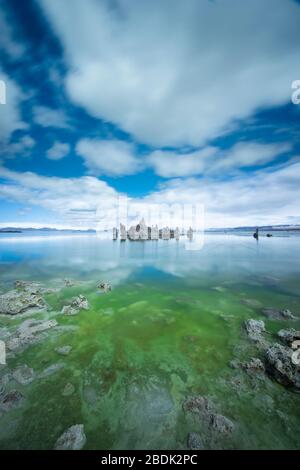 Ein algenreicher, grün glühender Mono Lake in Nordkalifornien Stockfoto