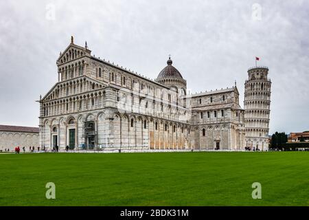 Die schöne Kathedrale von Pisa, ein bemerkenswertes Beispiel romanischer Architektur mit dem berühmten Schiefen Turm von Pisa, Toskana, Italien Stockfoto