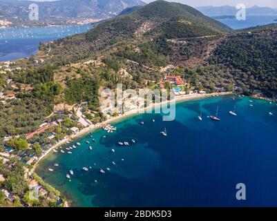 Desimi Beach Golf und nahe gelegene Insel mit klarem Wasser in Griechenland im Sommer. Stockfoto