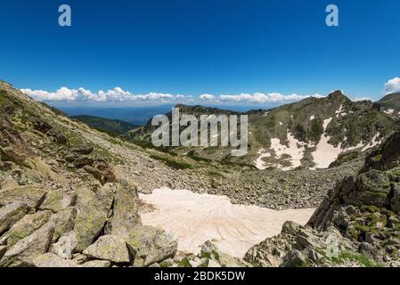Schwieriger Wanderweg bergauf durch die Felsen gehen und Pirin-gebirge, Bulgarien summerr. Stockfoto