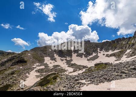 Schwieriger Wanderweg bergauf durch die Felsen gehen und Pirin-gebirge, Bulgarien summerr. Stockfoto