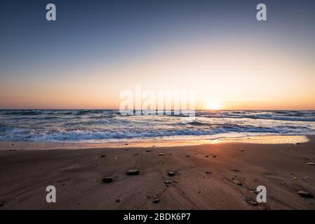 Schönen Sonnenaufgang über dem Meer. Stockfoto