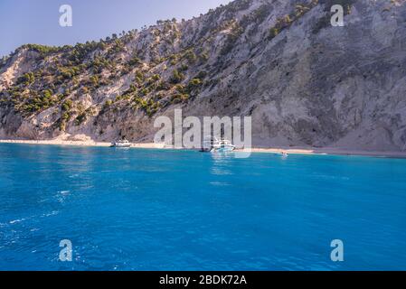 Touristischen Schiff am Strand Egremni, Lefkada, Griechenland. Stockfoto