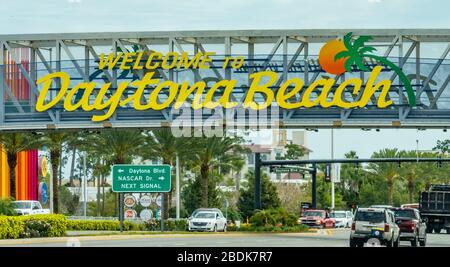 Willkommen im Daytona Beach Schild vor dem Daytona International Speedway in Daytona Beach, Florida. (USA) Stockfoto