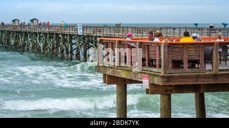 Leute, die das ungezwungene Restauranterlebnis am Strand des Funky Pelican am Flagler Beach Pier in Flagler Beach, Florida, genießen. (USA) Stockfoto