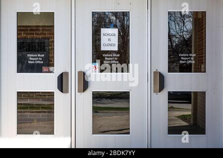 HINWEIS "POOL ist geschlossen" am Eingang einer öffentlichen Schule in Michigan. Der Staat schloss im März 2020 alle Schulen, um die Ausbreitung des Coronavirus zu verringern. Stockfoto