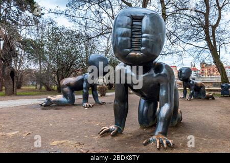 Riesige Bronze kriechende Babys im Kampa Park von der tschechischen Bildhauer und Künstler David Cerny in Prag Stockfoto