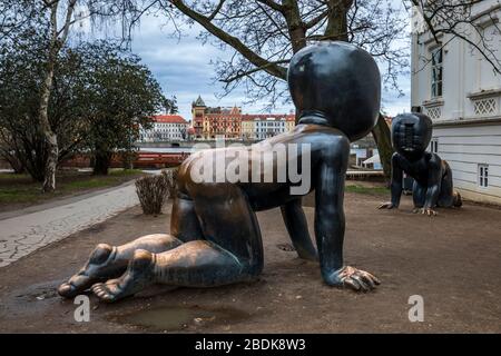 David Cerny kriechende Babys vor dem Eingang zum Museum Kampa, Prag, Tschechische Republik Stockfoto