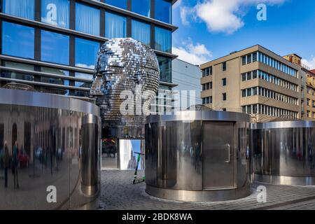 Drehbare Statue des Franz Kafka-Kopfes, eine mechanische Statue des Künstlers David Cerny, Neustadt, Prag, Tschechische Republik Stockfoto