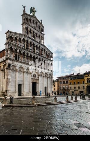 Fassade der Kirche San Michele in Foro in Lucca, fein dekoriert mit Statuen und Skulpturen. Lucca, Toskana, Italien, November 2019 Stockfoto