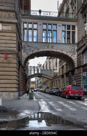 Kunstvolle Fußgängerbrücken zwischen Gebäuden in der Nekazanka-Straße, Prag, Tschechische Republik Stockfoto