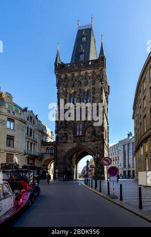 Pulverturm (Prašná brána). Altstadt, Prag, Tschechische Republik. Eines der ursprünglichen Stadttore und trennt die Altstadt von der Neustadt Stockfoto