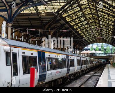 Ein Zug befindet sich in einem Bahnhof. Der National Rail Service wird in ganz England von täglichen Pendeln zu Reisen in abgelegenen Städten genutzt. Stockfoto