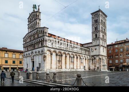 Blick auf die Basilika San Michele in Foro. Lucca, Toskana, Italien, November 2019 Stockfoto