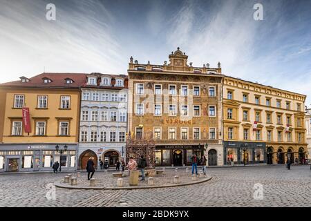 Männliche Namensvetter, der kleine Platz mit dem Renaissance-Brunnen, Altstadt in Prag. Das Rott House beherbergt jetzt das Hard Rock Cafe Stockfoto