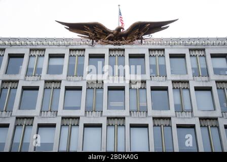 American Eagle Flag Facade Architecture Alte amerikanische Botschaft US Botschaft, Grosvenor Square, Mayfair, London W1K 2HP von Eero Saarinen Stockfoto