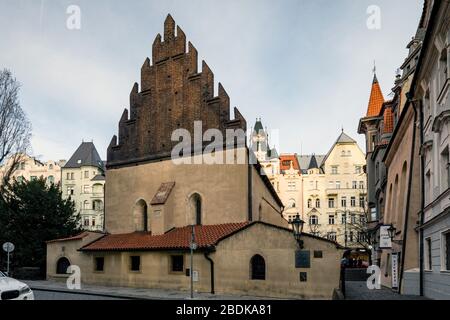 Die Altneusynagoge aus dem 13. Jahrhundert in Prag, die älteste funktionierende Synagoge in Europa. Stockfoto