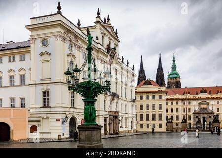 Straßenlaterne im Jugendstil auf dem Hradcany-Platz, Prager Burg, UNESCO-Weltkulturerbe, Tschechische Republik, Europa Stockfoto