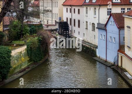 Wassermühle Grand Priory auf der Čertovka, von einem Aussichtspunkt auf der Karlsbrücke, Prag, Tschechische Republik genommen Stockfoto