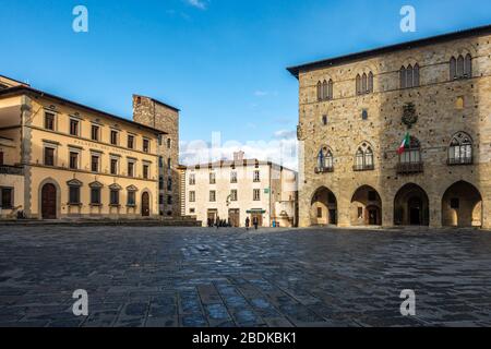 Blick auf die Piazza del Duomo, den Hauptplatz des historischen Zentrums von Pistoia, Toskana, Italien Stockfoto