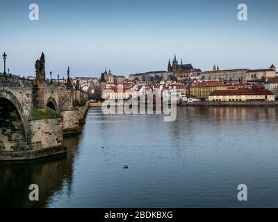 Blick auf die Moldau, Karlsbrücke und die Burg über. Prag-Tschechien-Europa Stockfoto