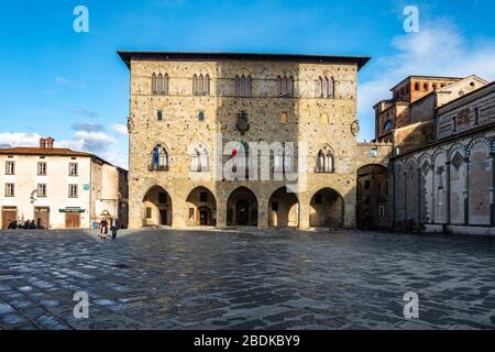 Das elegante Rathaus aus dem Mittelalter in Pistoia (Palazzo del Comune). Pistoia, Toskana, Italien, November 2019 Stockfoto