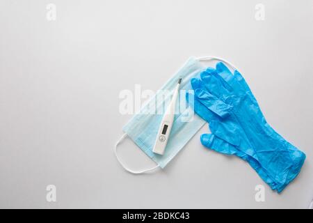 Flacher Lay von Coronavirus Protection, medizinische Schutzmasken, Handschuhe, Händededesinfektionsflaschen, Antiseptikum, Desinfektion, Spray auf weißem Hintergrund isoliert, Kopierraum Stockfoto