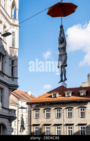 Hängende Frau und Mann mit Schirmskulptur namens leichte Unsicherheit von Michal Trpak in Nove Mesto, Prag, Tschechische Republik Stockfoto