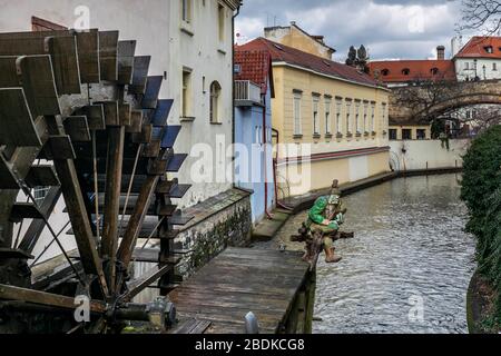 Statue eines Wassersprießes, ein populäres übernatürliches Wesen aus tschechischen und slawischen Märchen, Großpriorat Wassermühle auf der Čertovka, Kampa Insel, Prag Stockfoto