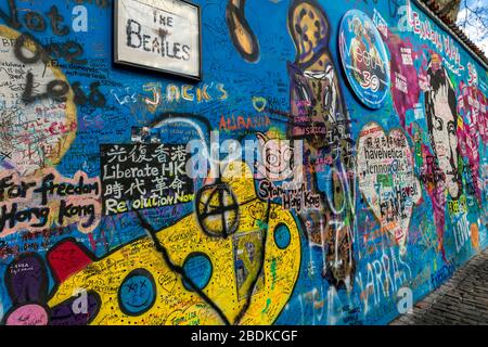 Die "John Lennon Mauer", Mala Strana ("kleine Viertel"), Prag, Tschechische Republik. Stockfoto