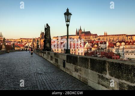 Am frühen Morgen auf der Karlsbrücke mit der St. Veits-Kathedrale und dem Burgviertel dahinter, Prag, Tschechische Republik Stockfoto
