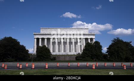 Washington, Vereinigte Staaten. April 2020. Das Lincoln Memorial wird während der Coronavirus Pandemie in Washington, D.C am Mittwoch, 8. April 2020, gesehen. Foto von Kevin Dietsch/UPI Credit: UPI/Alamy Live News Stockfoto