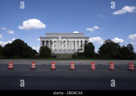 Washington, Vereinigte Staaten. April 2020. Das Lincoln Memorial wird während der Coronavirus Pandemie in Washington, D.C am Mittwoch, 8. April 2020, gesehen. Foto von Kevin Dietsch/UPI Credit: UPI/Alamy Live News Stockfoto