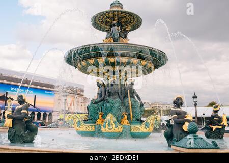 In der Nähe der Quelle des Flusses Handel und Navigation in Place de la Concorde im Zentrum von Paris, Frankreich, an einem Sommertag, mit Wassertropfen Stockfoto