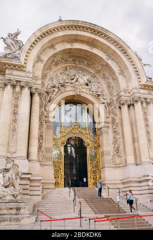 Petit Palais oder der kleine Palast in Paris, Frankreich an einem bewölkten Tag Stockfoto