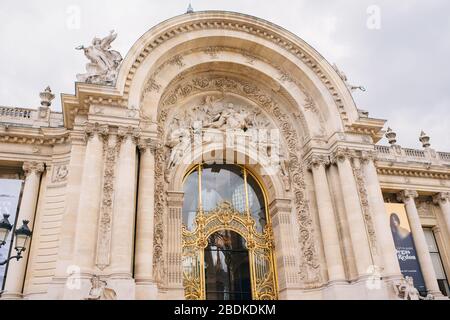 Petit Palais oder der kleine Palast in Paris, Frankreich an einem bewölkten Tag Stockfoto