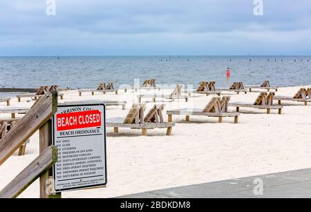 Geschlossene Schilder sind am Biloxi Beach während der COVID-19-Pandemie vom 7. April 2020 in Biloxi, Mississippi, angebracht. Stockfoto