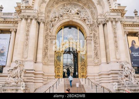 Petit Palais oder der kleine Palast in Paris, Frankreich an einem bewölkten Tag Stockfoto