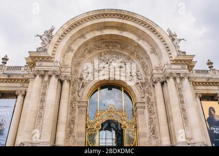 Petit Palais oder der kleine Palast in Paris, Frankreich an einem bewölkten Tag Stockfoto