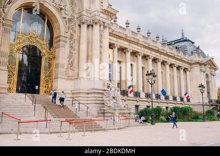 Petit Palais oder der kleine Palast in Paris, Frankreich an einem bewölkten Tag Stockfoto