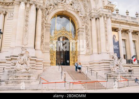 Petit Palais oder der kleine Palast in Paris, Frankreich an einem bewölkten Tag Stockfoto